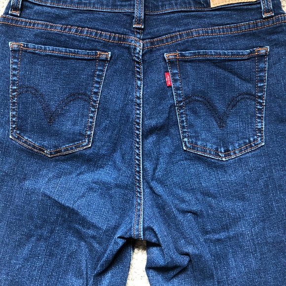 Women’s Levi’s Jeans - Picture 3 of 4